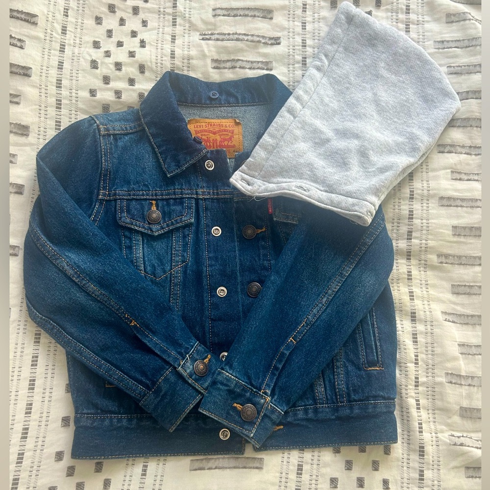 Kids XS/4 Levi’s Denim Jacket in like new condition! Hood is removable